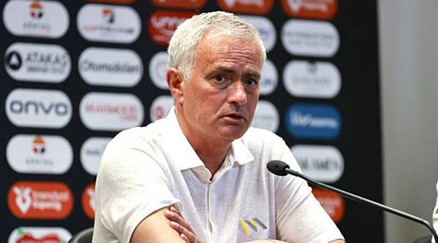 Mourinho vừa đấm vừa xoa Chelsea trước thềm Conference League