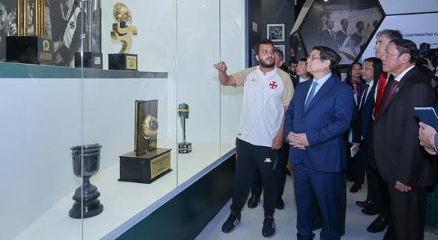 Thủ tướng Phạm Minh Chính trao áo đấu, mở rộng hợp tác Brazil - Việt Nam