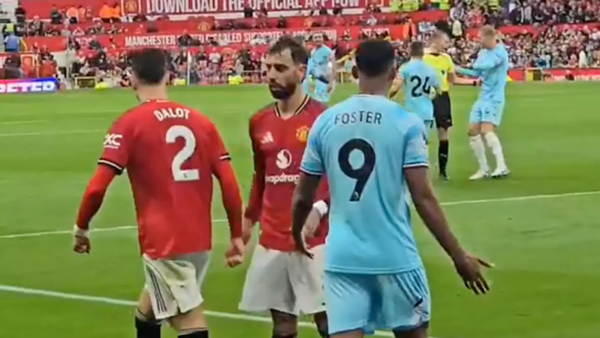 CĐV đồng loạt phản ứng về tình huống ở phút 98 của Man Utd