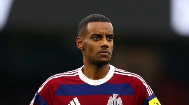 Shearer: 'Cảm ơn Isak, nhưng mùa hè này thật hỗn loạn'