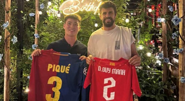 Duy Mạnh giao lưu với Pique