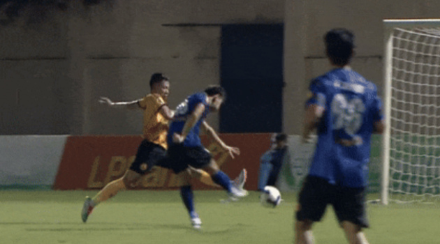 Siêu phẩm tuổi 17: Gia Bảo khiến MXH ‘bùng nổ’ vì bàn thắng đẳng cấp