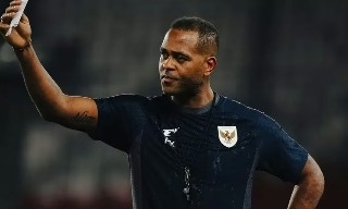 Kluivert muốn đấm vào mặt mình sau trận thua Saudi Arabia