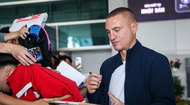 Berbatov và Vidic đến Việt Nam, fan MU phủ đỏ sân bay Tân Sơn Nhất