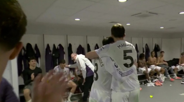 Phòng thay đồ MU vỡ òa với người hùng Maguire