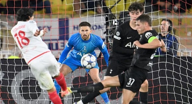 Tại sao Tottenham đang gặp khó khăn ở Champions League?