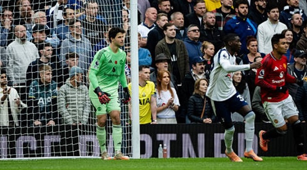 Tottenham áp lực dồn dập, Lammens phản xạ xuất sắc cứu Man Utd