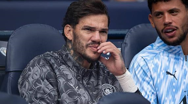 Ederson thừa nhận không hạnh phúc, muốn rời Man City sớm hơn
