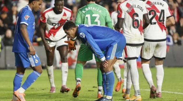 Cuộc khủng hoảng thầm lặng ở hàng tiền vệ Real Madrid