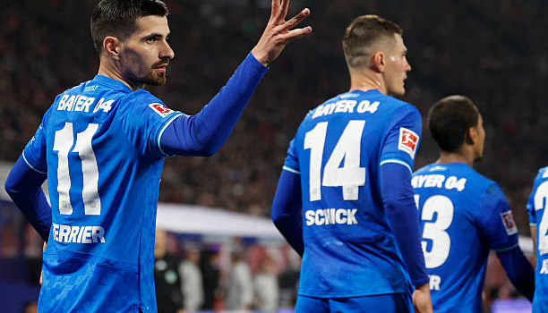 Ngược dòng ngoạn mục, Leverkusen chen chân vào Top 3 Bundesliga