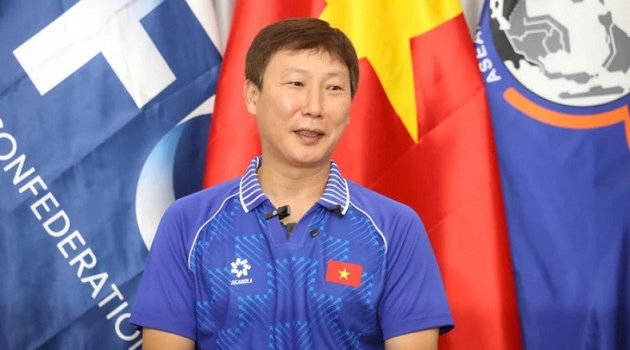 HLV Kim Sang-sik: Vợ tôi tắt tivi khi U22 Việt Nam bị Thái Lan dẫn 0-2