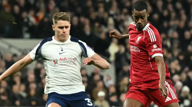 Van de Ven xin lỗi Isak sau chấn thương, Slot chỉ trích pha bóng