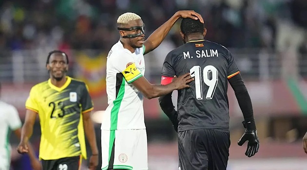 Uganda dùng 3 thủ môn trong 11 phút tại AFCON