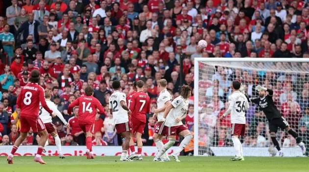 Giải mã cơn mưa siêu phẩm sút xa tại Ngoại hạng Anh