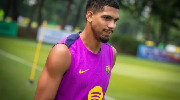 Barca cẩn trọng gạch tên Araujo khỏi trận derby