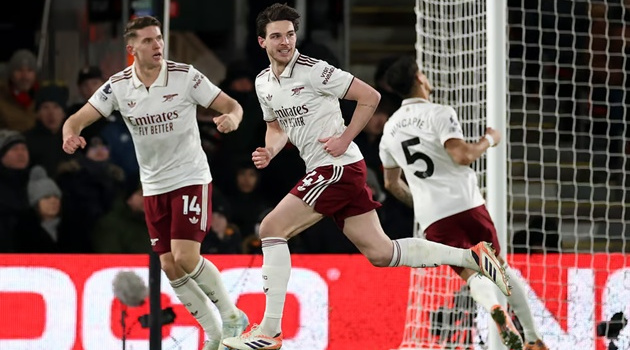 Nén đau lập cú đúp, Rice cứu rỗi Arsenal