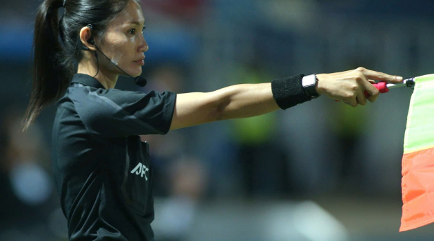 Nữ trọng tài Lào gây tranh cãi vẫn giữ chuẩn FIFA