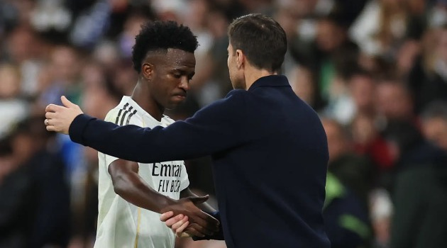 Alonso làm lá chắn cho Vinicius trước cơn thịnh nộ từ CĐV Real