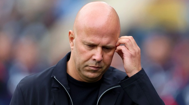 Liverpool hóa nhàm chán, màn đổi vai không tưởng với Arsenal