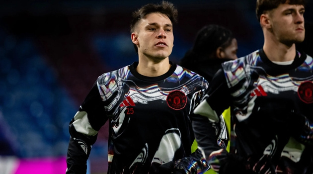 Lo mất suất World Cup, Ugarte muốn rời Man Utd