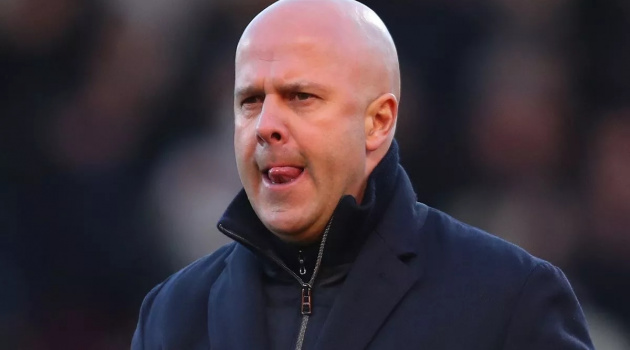 Michael Owen khẳng định đòi sa thải Arne Slot là quá sớm