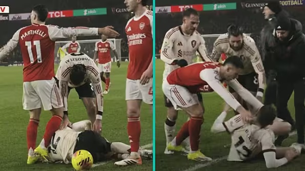 Martinelli gây phẫn nộ khi đẩy Bradley đang chấn thương