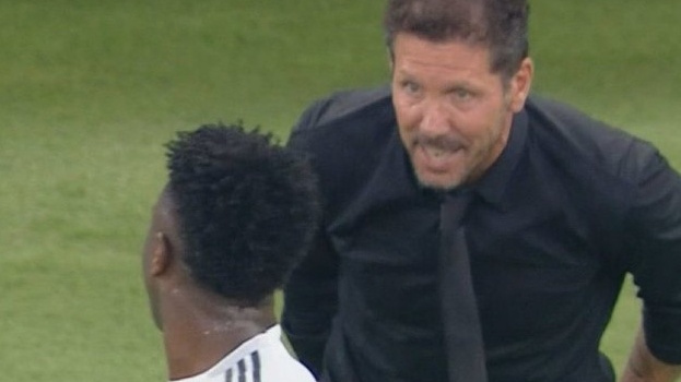 Bị Simeone mỉa mai, Vinicius đáp trả thâm thúy trên MXH