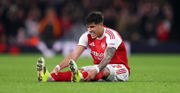 Arsenal nín thở chờ kết quả chấn thương của Hincapie