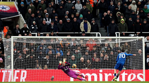 Ramsdale rực sáng trong loạt luân lưu giúp Newcastle đi tiếp