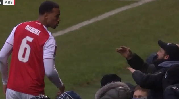 Gabriel nổi đóa khi bị CĐV Portsmouth động chạm