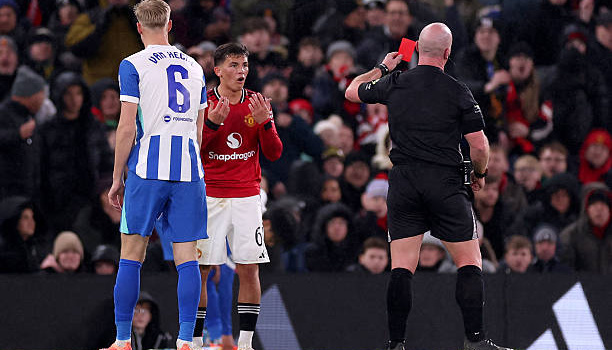 Shea Lacey xin lỗi vì thẻ đỏ khiến Man United bị loại