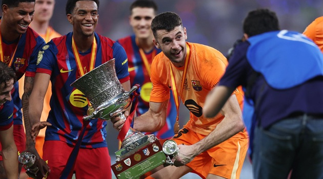 Joan Garcia và đôi tay giữ lại Siêu cúp cho Barca