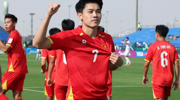 Vì sao HLV Kim Sang-sik để Đình Bắc dự bị trước Saudi Arabia?