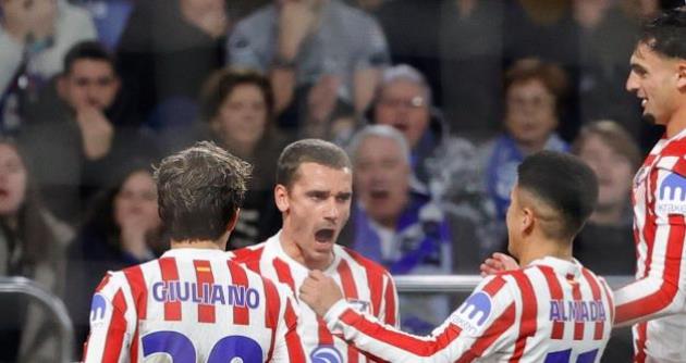 Siêu phẩm đá phạt của Griezmann cứu Atletico thoát hiểm