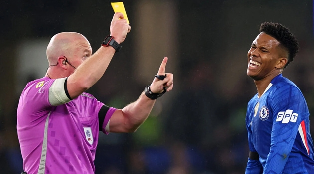 Estevao nhận thẻ vàng điên rồ khi Chelsea thua Arsenal