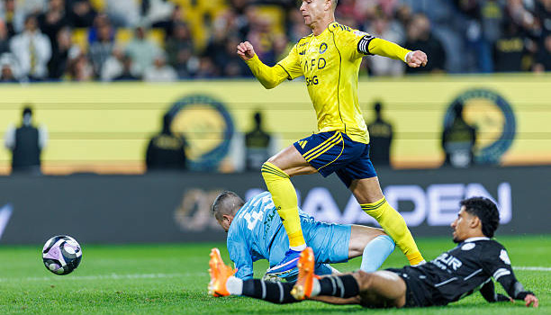 Ronaldo im tiếng, Al-Nassr vất vả hạ 10 người Al-Shabab