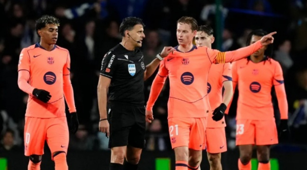 Frenkie de Jong nổi điên với trọng tài sau trận thua của Barcelona
