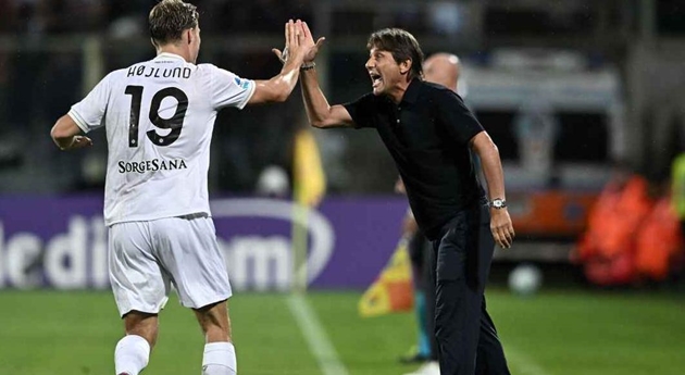 Conte chê Amorim kiêu ngạo, làm hại Hojlund