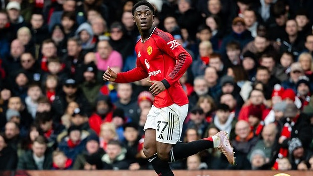 Mainoo cam kết tương lai tại MU sau khi Carrick cầm quyền