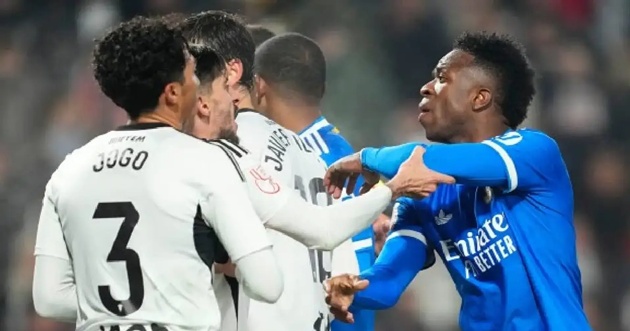 Albacete bị điều tra vì CĐV ném vỏ chuối vào Vinicius