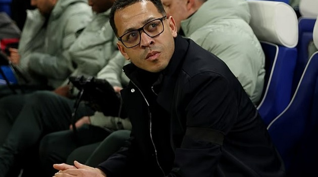 Nghịch lý Chelsea chi tiền tấn vẫn khát trung vệ