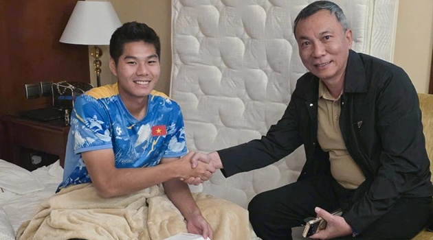 Chủ tịch VFF thăm trung vệ Hiểu Minh tại Saudi Arabia