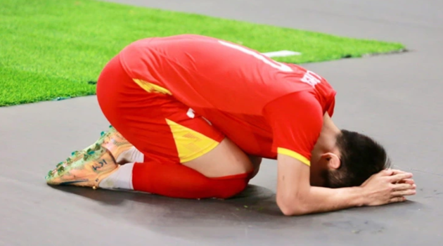 CĐV Thái, Indo nể phục khi Đình Bắc quỳ gối xin lỗi