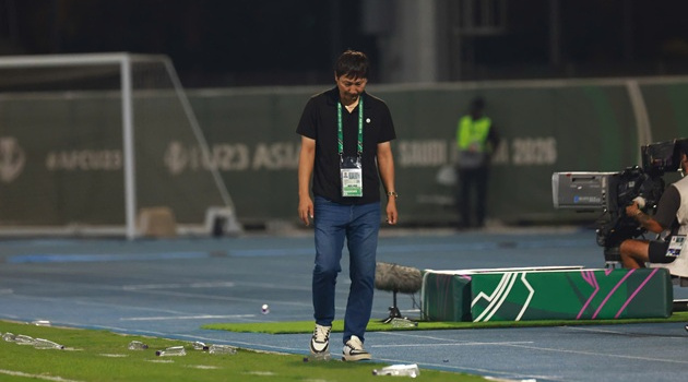 HLV Kim Sang-sik lặng người khi Việt Nam hạ Hàn Quốc