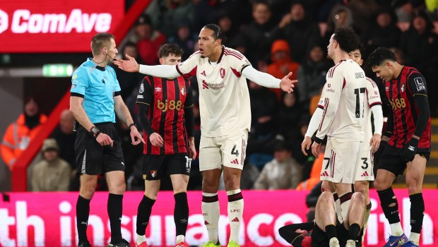 Van Dijk bị tố lười biếng khiến Liverpool trả giá đắt