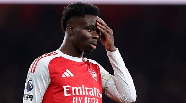Nỗi cô đơn của Saka khi Arsenal tự bắn vào chân