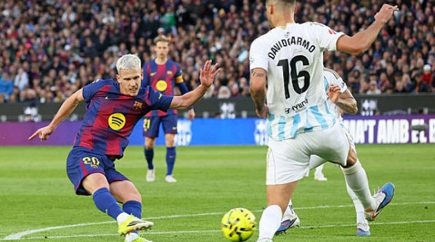 Dani Olmo thăng hoa khiến Hansi Flick đau đầu