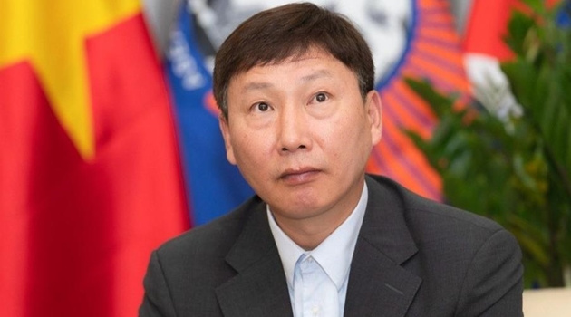 HLV Kim Sang-sik hé lộ lời dặn sau tấm thẻ đỏ của Đình Bắc