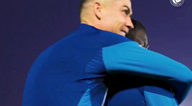 Ronaldo ôm Mane, biểu diễn kỹ thuật đỉnh trước trận Al Taawoun
