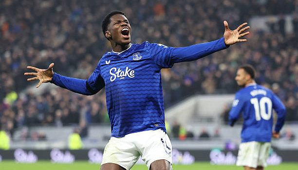 Barry lập công cứu Everton thoát hiểm trước Leeds